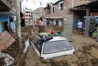 300 casas quedan bajo el lodo por  lluvias y desborde de ríos en Perú