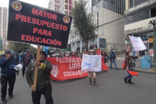 Maestros y padres de familia realizan marchas con bloqueos en todo el país