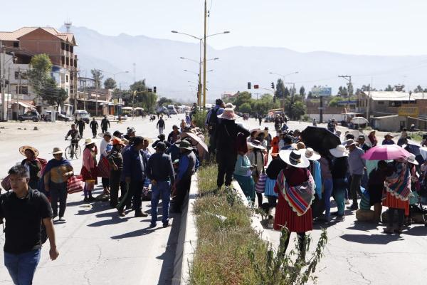 Pobladores de Sipe Sipe bloquean ruta al occidente