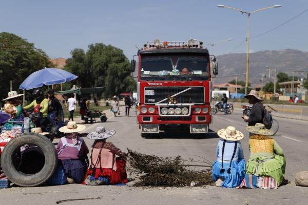 El Bloqueo en Sipe Sipe continúa y  salidas desde La Paz están suspendidas