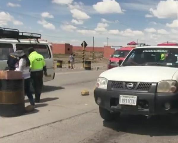 Policía Caminera realiza operativos  en la carretera hacia Copacabana