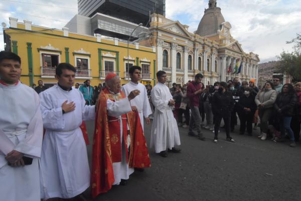 Viernes Santo inició con la procesión del  Señor de las Caídas y la Virgen Dolorosa