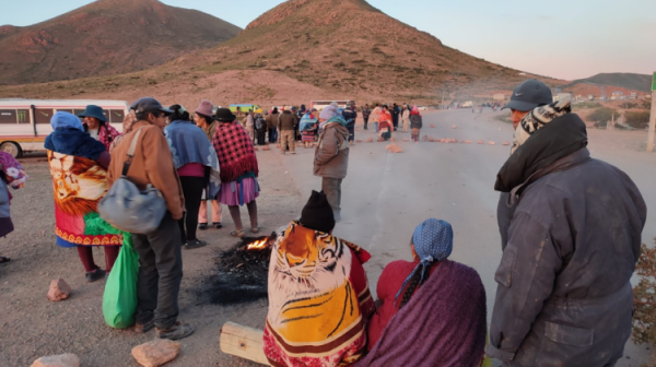 Pobladores de Nor Chichas  toman minera y bloquean caminos