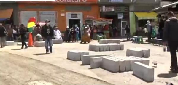 Comerciantes bloquean en rechazo  supuesta construcción de una plaza