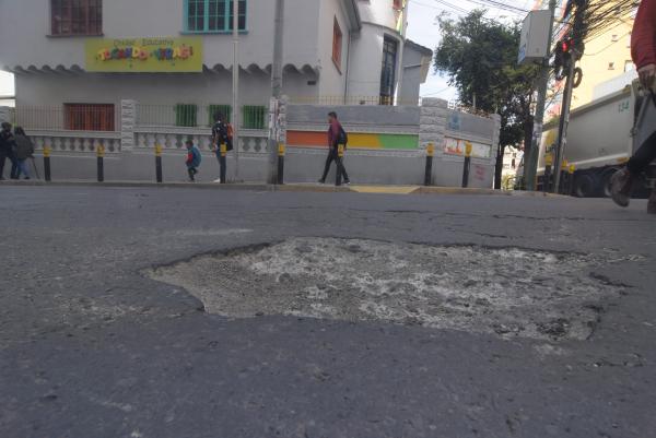 Calles con baches son peligro  para transeúntes y automóviles