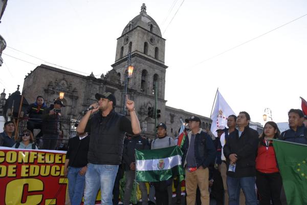 Padres de familia y maestros  marchan por tema de la currícula