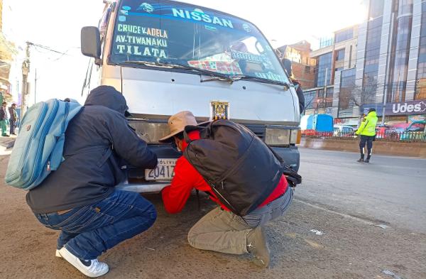 Decomisan placas de autos a deudores de impuestos