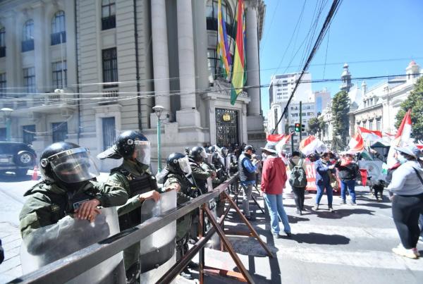 Registran enfrentamiento  entre magisterio y Policía