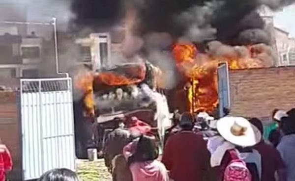 Un incendio afecta  a dos buses en Sucre