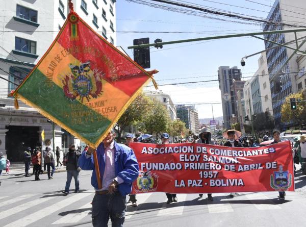 Maestros y gremiales marchan  y congestionan centro paceño