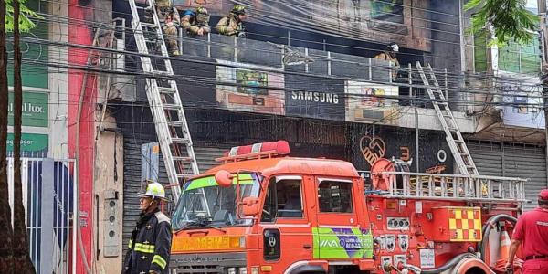 Incendio causa daños materiales en edificio de mercado La Ramada