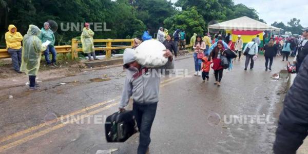 Mantienen bloqueos en la ruta  antigua Santa Cruz-Cochabamba