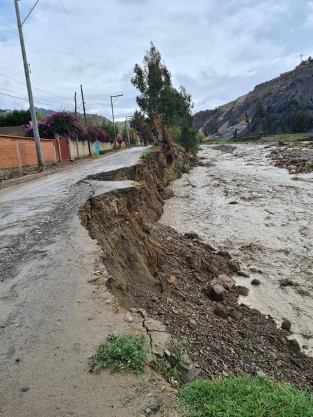 Más de 30 horas de lluvia causa desborde  de ríos, caídas de muros y de plataformas