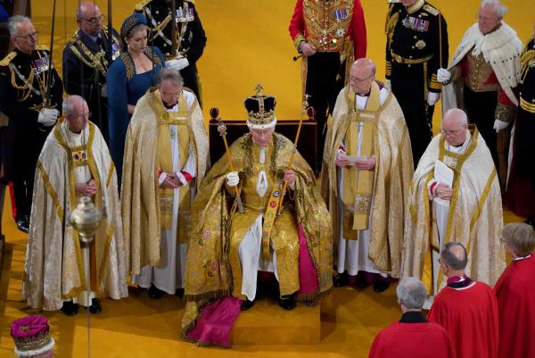 Carlos III de 74 años de edad  coronado rey del Reino Unido