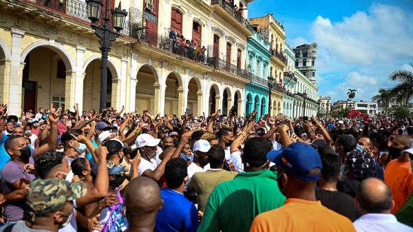 Cientos de cubanos salieron a las  calles en protesta contra el régimen