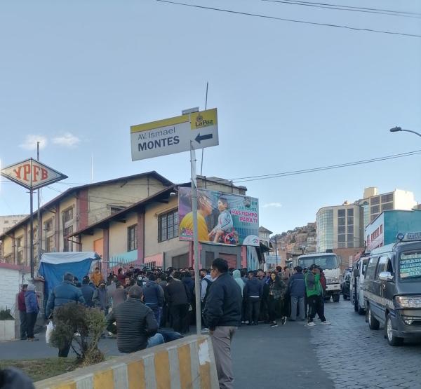 Pese a pésimo servicio choferes  bloquean contra ruta La Portada