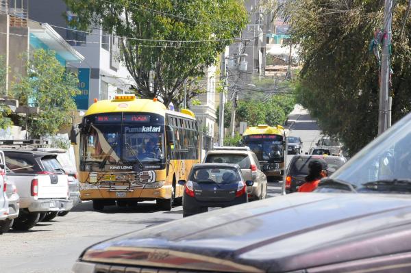 Ciudadanos molestos por falta de  espacio y control en calle 16 de Obrajes