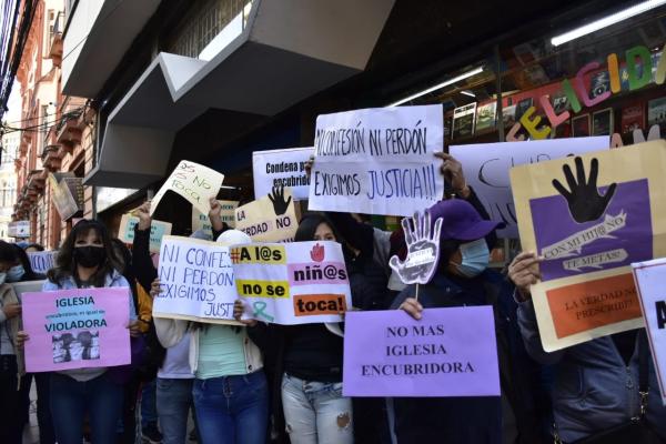 Caso pederastia enfrenta a grupo  de padres de familia y activistas