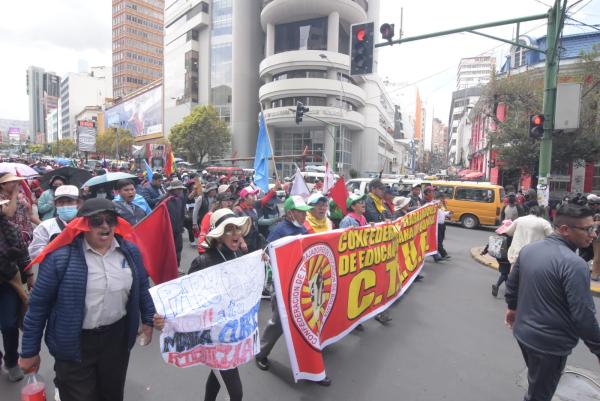 Maestros urbanos deciden no aportar a la  COB y ratifican que habrá movilizaciones