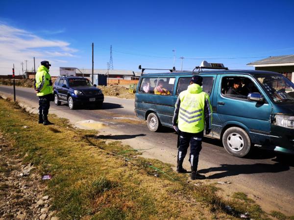 Inició ordenamiento vial con sanciones  choferes acatan la restricción vehicular