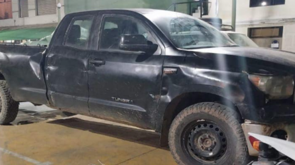 Encuentran camioneta que atropelló  a policía, pero pintada de negro