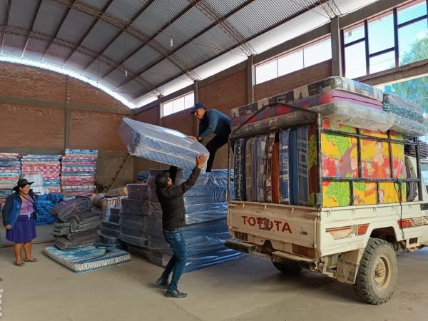 Entregan colchones y frazadas a afectados por granizada en Poroma