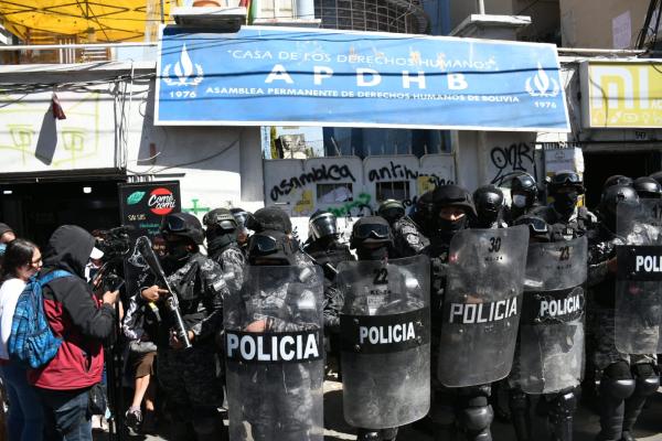 Afines al MAS toman instalaciones de la Asamblea Permanente de Derechos Humanos