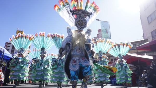 Trajes coloridos mostraron la habilidad de los artesanos