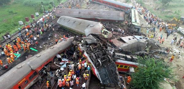 Suben a 288 muertos por choque  múltiple de trenes en la India