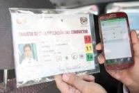 Sorprenden a conductores con  tarjetas de identificación falsas