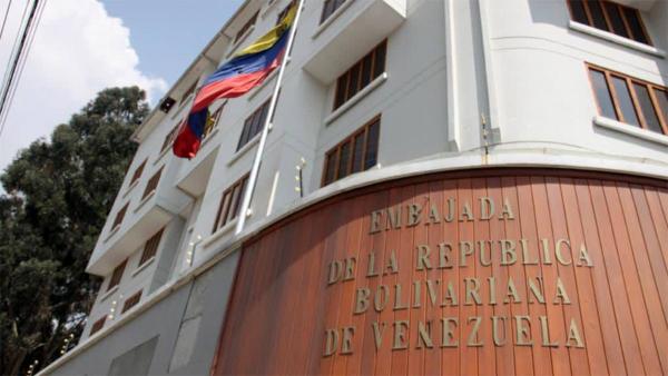 Vehículos militares al servicio del  personal de embajada venezolana