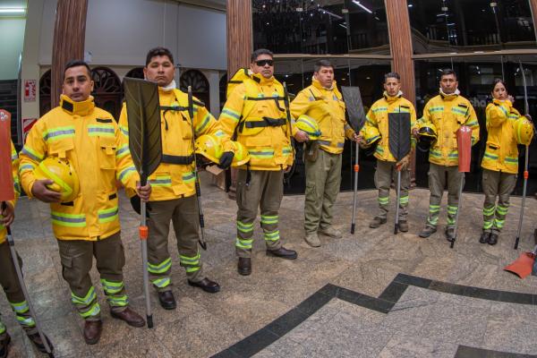 Entregan indumentaria a bomberos forestales