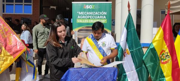 Firman convenio de mecanización  agropecuaria en municipio de El Trigal