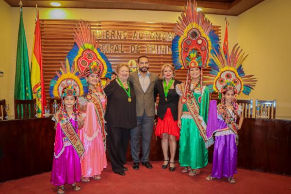 Entregan medalla al mérito a gestoras culturales del Beni