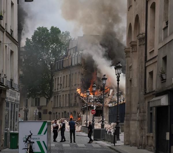 37 heridos tras explosión que provocó el  derrumbe parcial de dos edificios en París