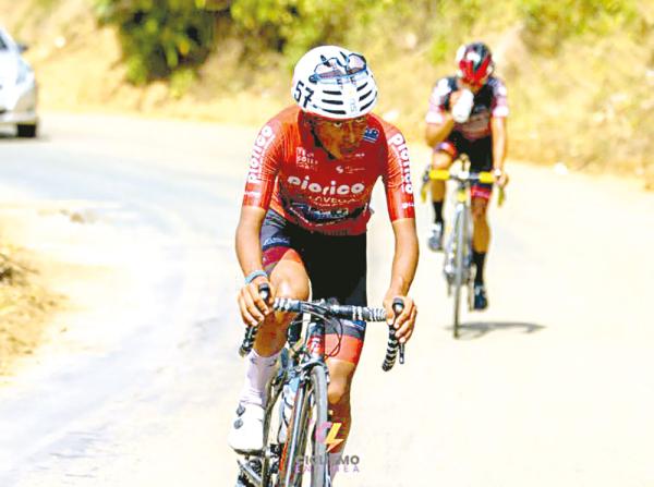 Pío Rico sigue  escalando en la Vuelta a Colombia