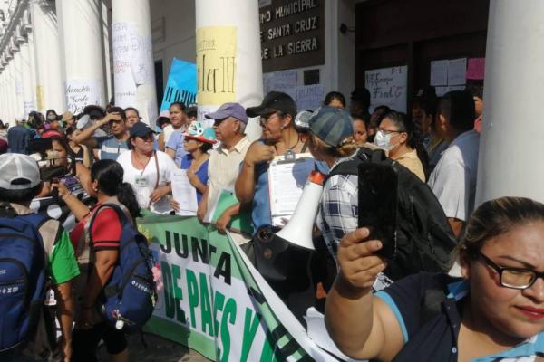 Padres de familia marchan y piden seguridad en colegios