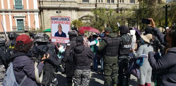 Trabajadores de la CPS y pacientes se movilizaron por el centro paceño