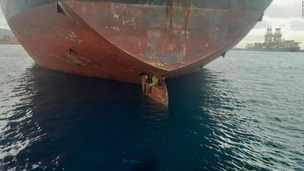 Cuatro migrantes cruzan el Atlántico  escondidos en el timón de un barco