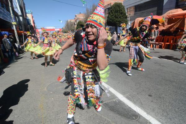 Jóvenes llenan de vitalidad y  alegría a entrada 16 de Julio