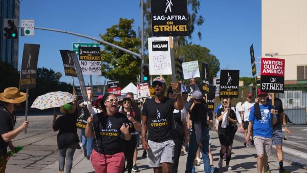 Estrellas de Hollywood salen a las calles en apoyo a huelga de actores