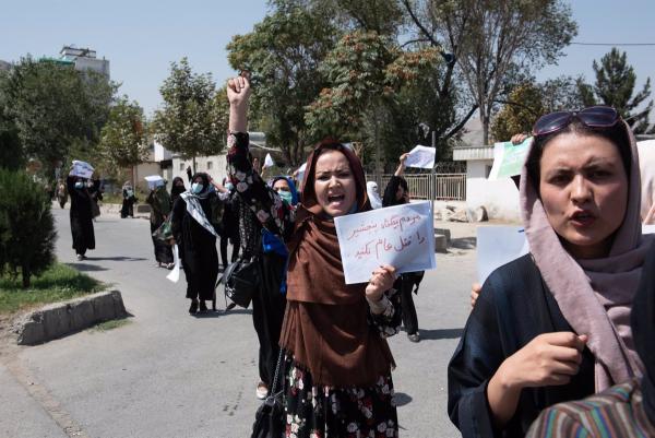 Mujeres protestan en Kabul  por cierre de salones de belleza