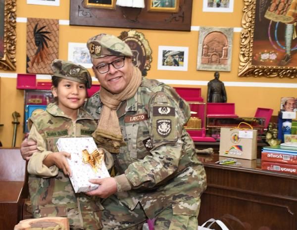 Ejército de Bolivia reconoce heroísmo de la niña que salvó la vida de sus padres