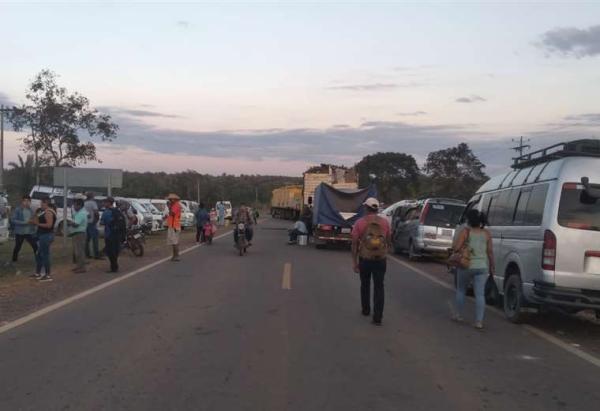 No existe acuerdo para solucionar bloqueo en ruta Santa Cruz-Trinidad