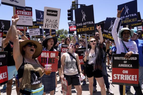 Actores protestan en Nueva York y continúa huelga de Hollywood