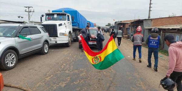 Persiste bloqueo en Puerto  Pailas por tramo carretero