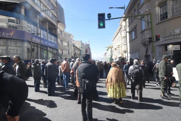 Jubilados protestan contra Gestora por retraso en pago de sus rentas