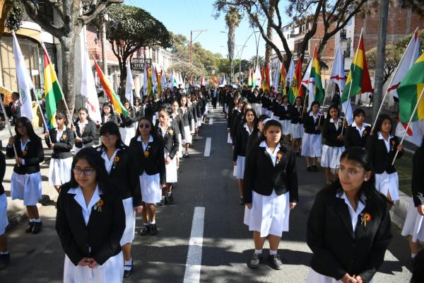 Los desfiles escolares  visten de gala a Bolivia