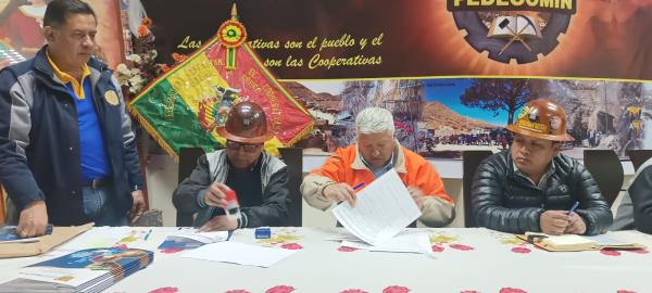 Firman contratos para exploración,  explotación y venta de minerales