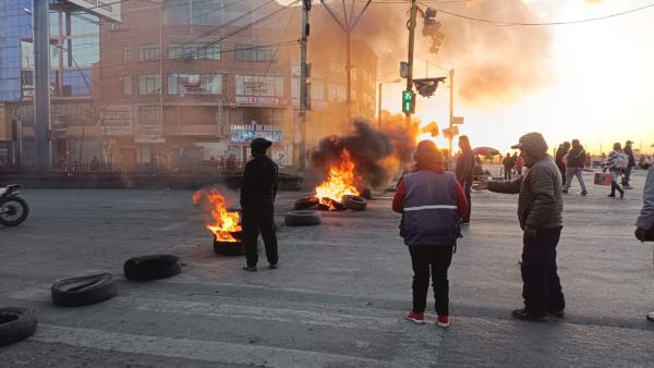 Filas, caminatas y molestia   durante segundo día de paro